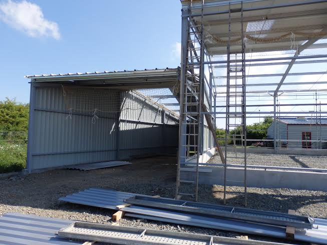 Le bâtiment prend forme, le bardage comment à être installé.